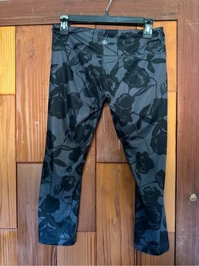 New lululemon athletica Brisk Bloom Wunder Under Capri Leggings size 8
